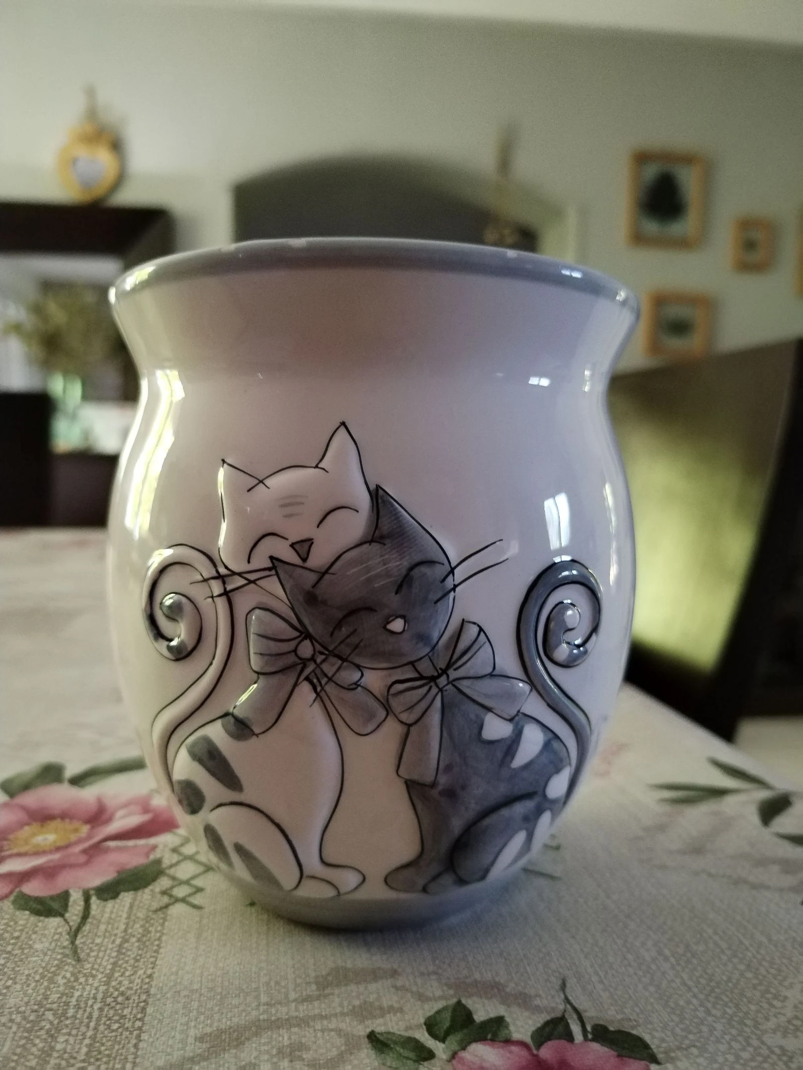 Très joli pot en faïence collection chachat, fabrication française.